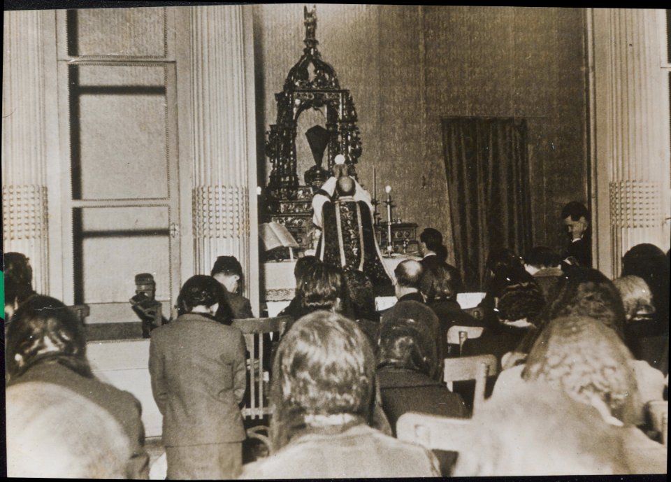 "Eucarístia en Iglesia. En reverso :"En la República Española se respeta la religión. He aqui recogido un momento de una misa celebrada en Valencia""