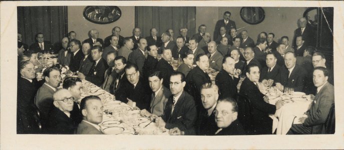 "Grupo en banquete"
