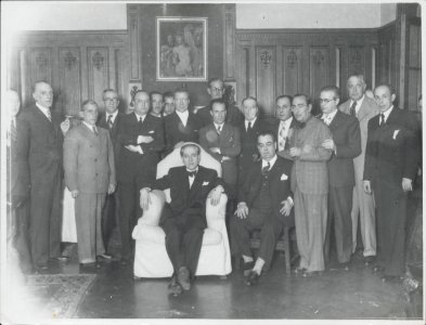 "Manuel Blasco Garzón, retrato de grupo. En el centro, sentado Felipe Jiménez de Asúa. En reverso "Embajada de España" "
