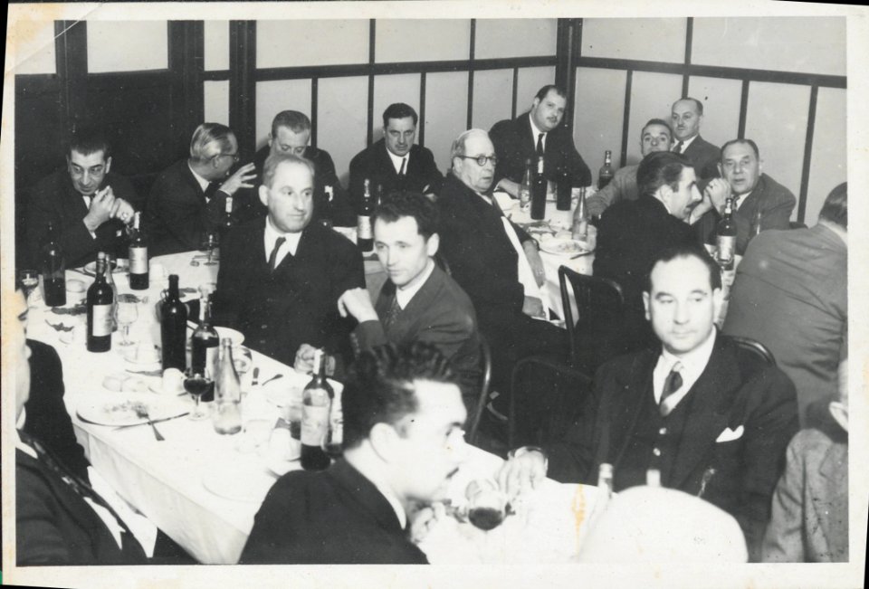 "Grupo en banquete"