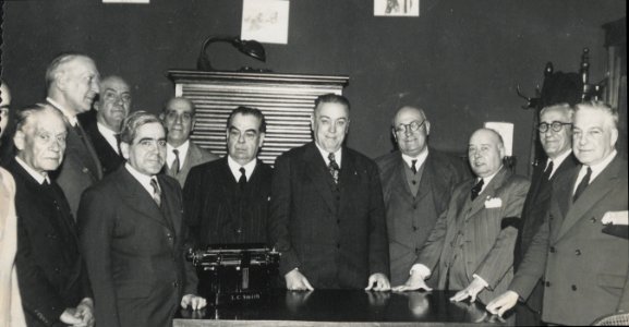 "Manuel Blasco Garzón, retrato de grupo. En reverso: " 21 de Mayo de 1943. Asociación cultural y filantrópica andaluza""