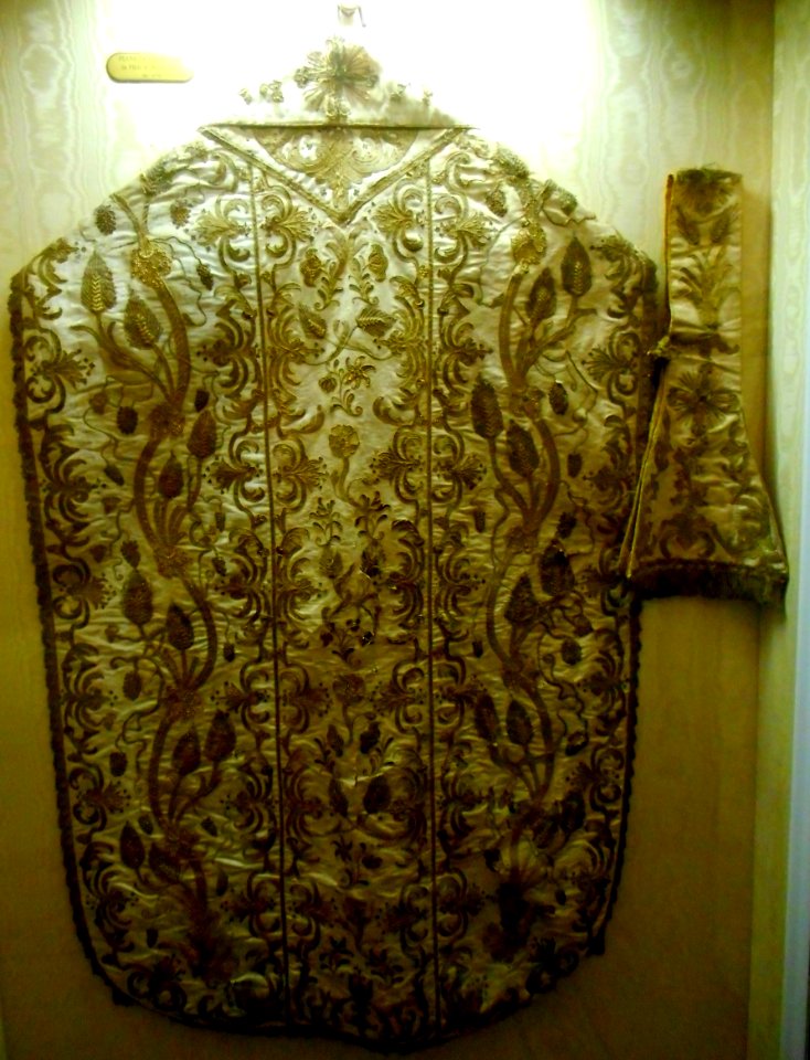 Chasuble with gold embroideries (17th century) - Museum of the church of Santa Maria del Buon Consiglio at Genazzano Frosinone (44719182354)