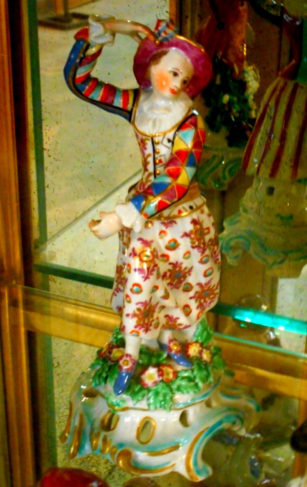 Colombina - porcelain made in England at the Bow factory in East London, about 1765-68 - Museum of Villa Pignatelli in Naples (45137915711)
