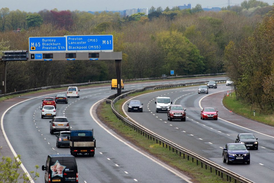 128-365 Approaching junction 9 - M61 (51165186587)