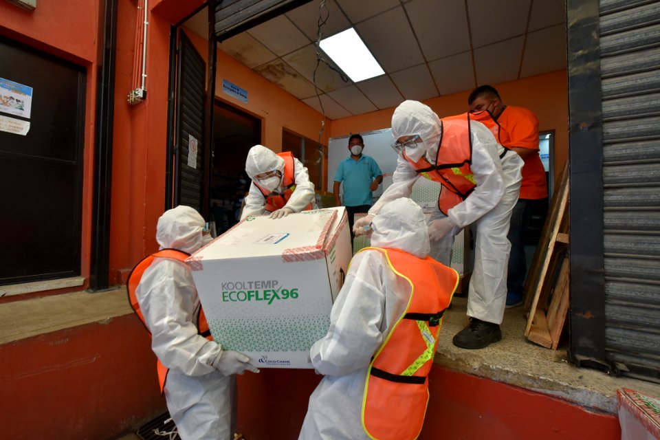 20210710 GG ENTREGA DE DONACION DE VACUNAS MODERNA A IGSS13616 (51303836309)