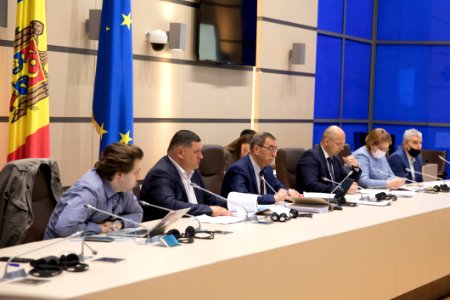 22.04.2020 Sedinta Comisiei Economie, Buget si Finante (49804981617)