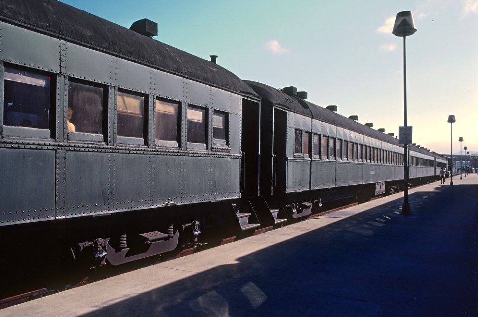 7 Southern Pacific Commuter Train Shots by Roger Puta (30984825531)