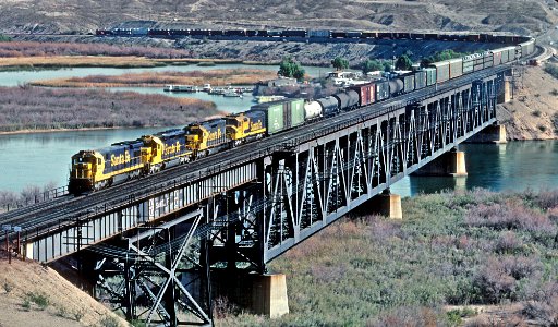 8 Photos of 4 Trains at the California and Arizona Border (30992054360)