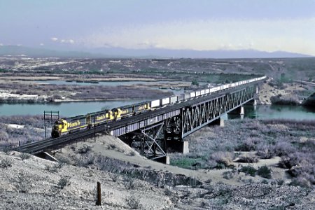 8 Photos of 4 Trains at the California and Arizona Border (31361092585)