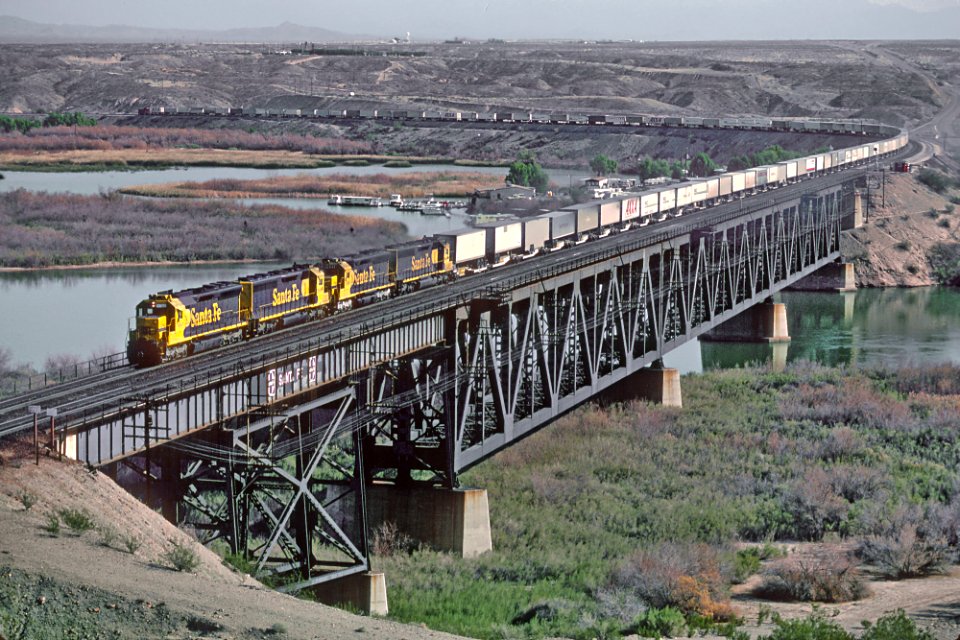 8 Photos of 4 Trains at the California and Arizona Border (30992046310)