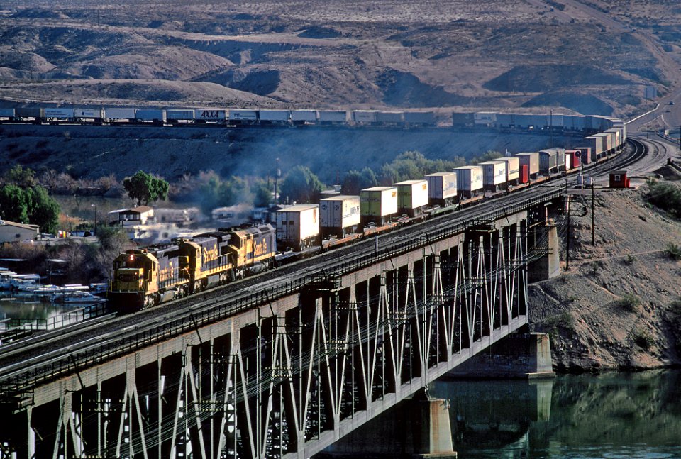 8 Photos of 4 Trains at the California and Arizona Border (31361089645)