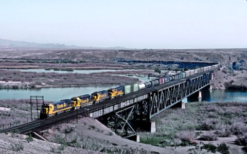 8 Photos of 4 Trains at the California and Arizona Border (31361097595)