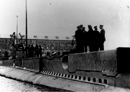 A French 1500-ton type submarine in a French Navy Yard in the 1930s (50790725531)