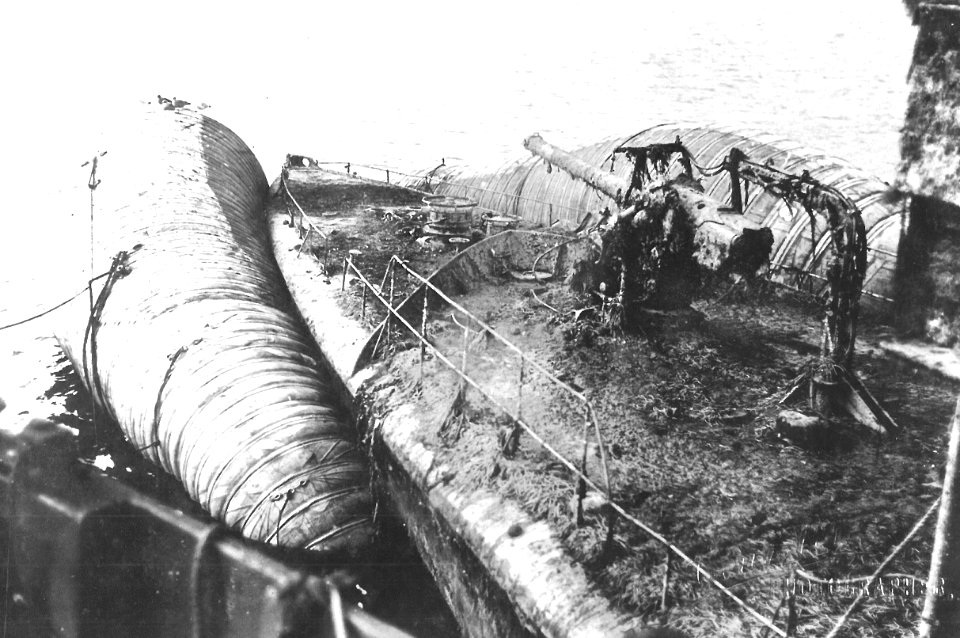 A German Destroyer attached to balloons called Camels (49525811562)