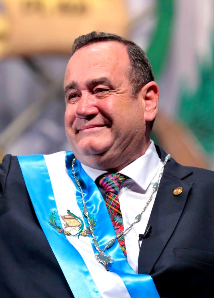 Alejandro Giammattei (portrait) (cropped2)