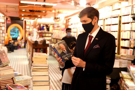 Ambassador Earl Miller Visited CTG Book Store Baatighar (51609735361)