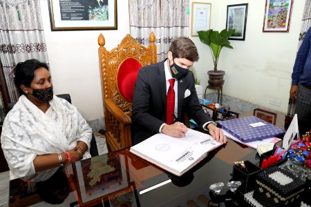 Ambassador Earl Miller met with Narayanganj City Corporation Mayor. (51598205256)