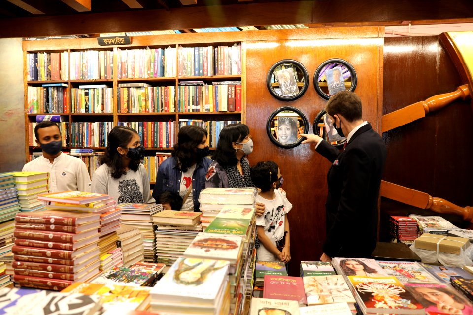 Ambassador Earl Miller Visited CTG Book Store Baatighar (51609734986)
