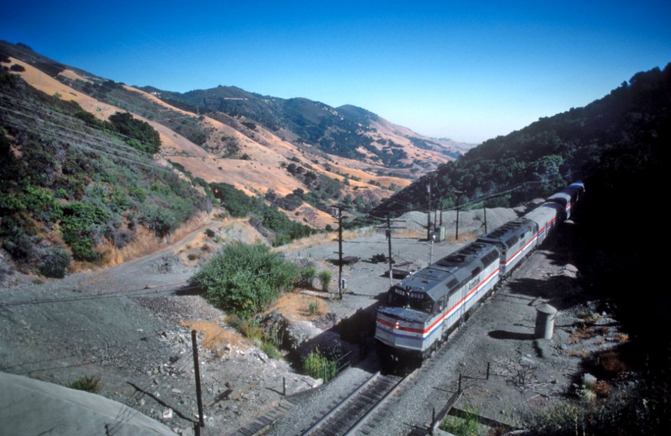 AMTK 208 with the Coast Starlight at the top of Cuesta grade, westbound (north) entering Tunnel 6 north of San Luis Obispo, CA in September 1981 (31129743164)