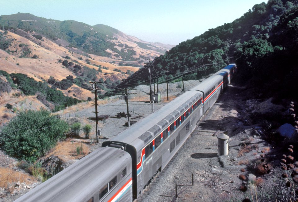 AMTK 208 with the Coast Starlight at the top of Cuesta grade, westbound (north) entering Tunnel 6 north of San Luis Obispo, CA in September 1981 (31932819116)