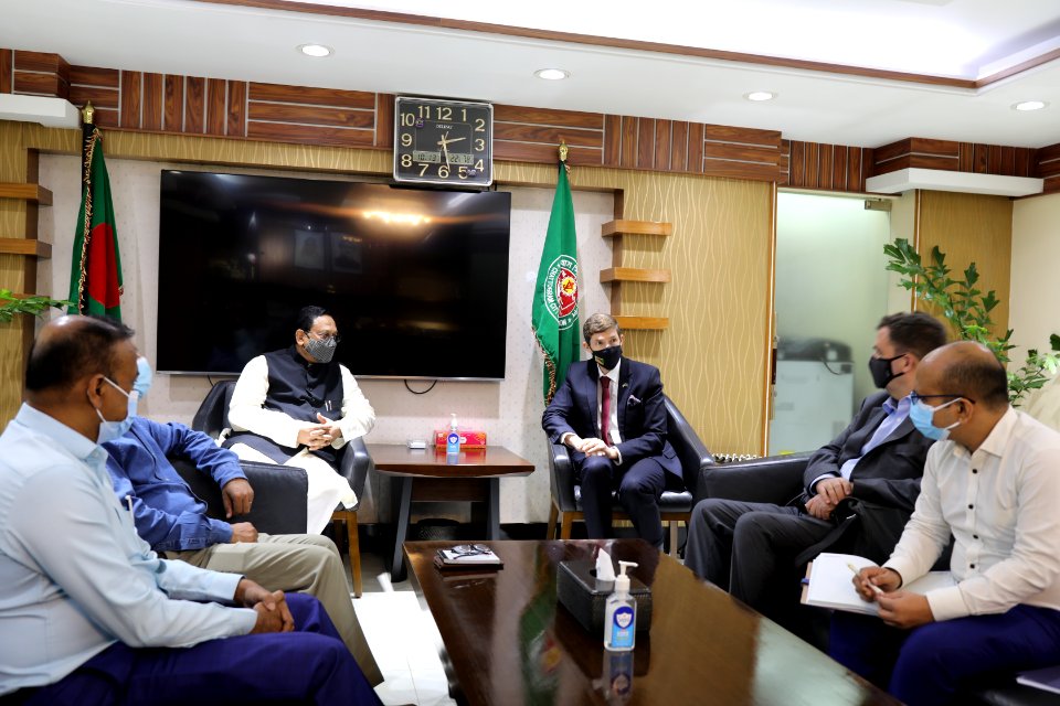 Ambassador Miller met with the Honorable Mayor of Chattogram City Corporation Rezaul Karim Chowdhury (51610411734)