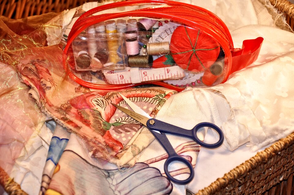 Needle scissors spool