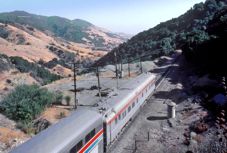 AMTK 208 with the Coast Starlight at the top of Cuesta grade, westbound (north) entering Tunnel 6 north of San Luis Obispo, CA in September 1981 (31129748054)
