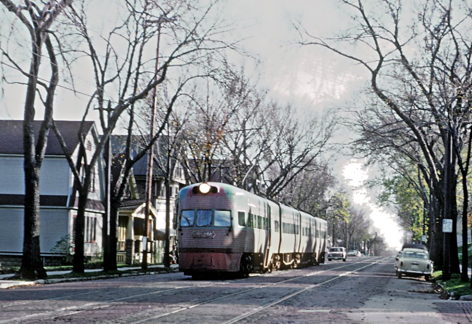 An Electroliner on the Milwaukee Streets -- 4 Photos (26946582135)