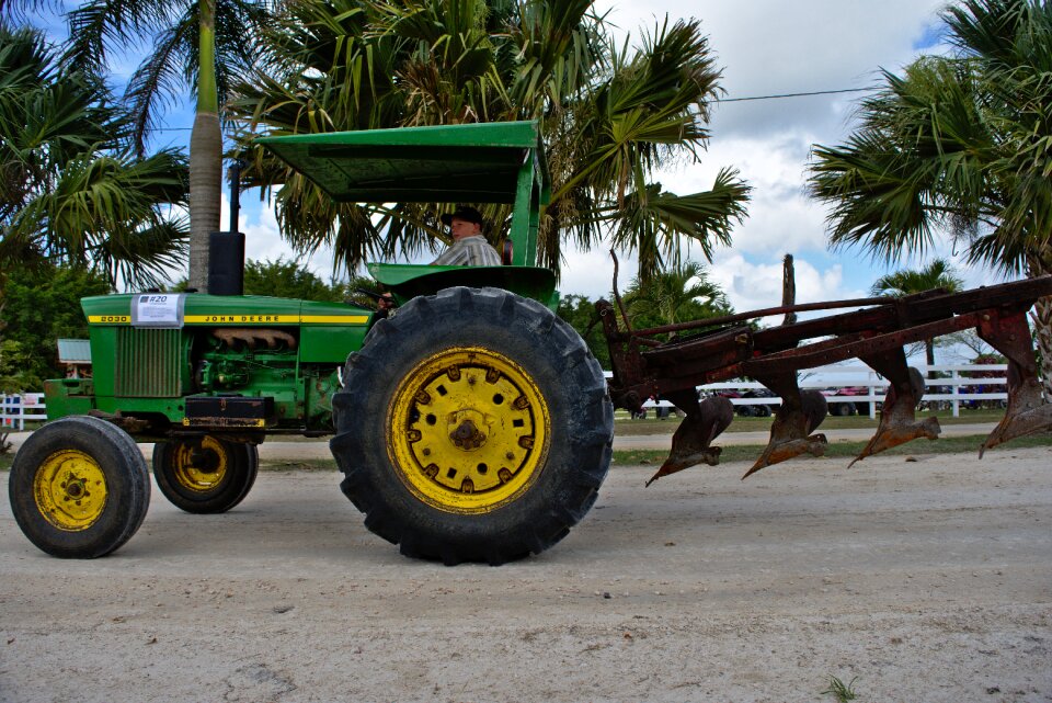 Machine car tractor