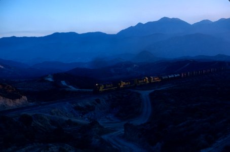 AT&SF in Cajon Pass one evening in August 1981 (31465605552)