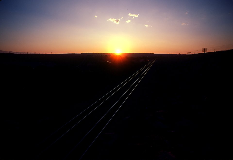AT&SF sunset in September 1985 (31508594732)