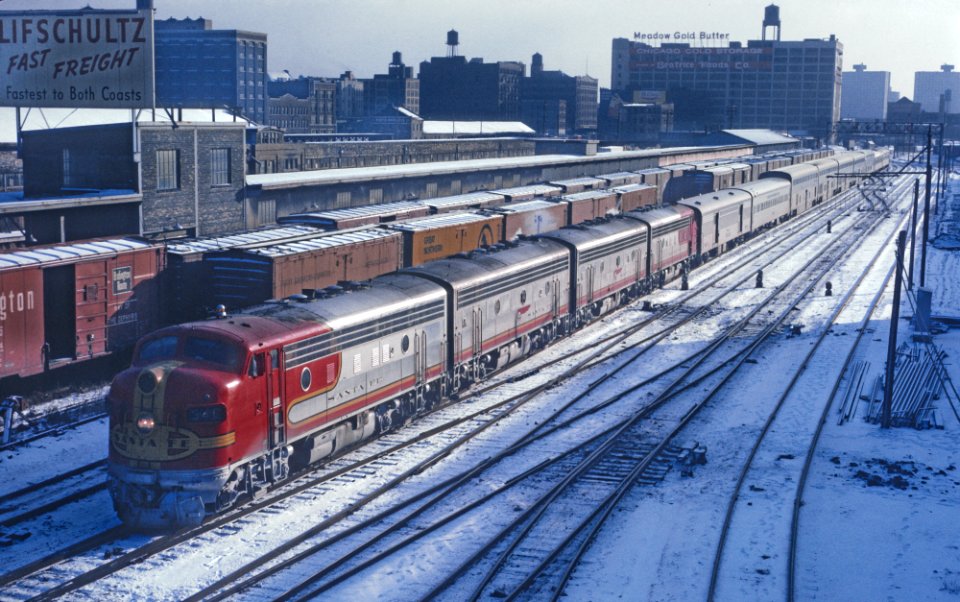 AT&SF F3A 34C, became CF7 2631, with Train 2, The San Francisco Chief taken from the Roosvelt Road bridge near Dearbobn Sation, Chicago, IL on December 26, 1967 (36391893155)