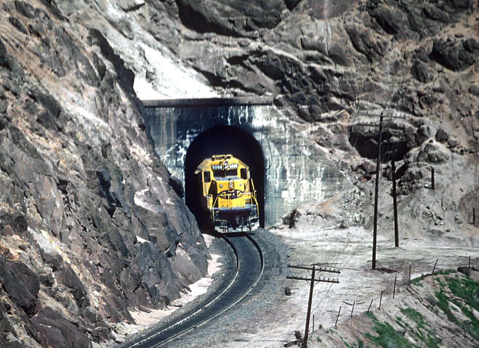 ATSF 5068 March 1980, an eastbound between East Cliff and West Rowen exiting Tunnel 7 and heading to Tunnel 8 (30852798564)