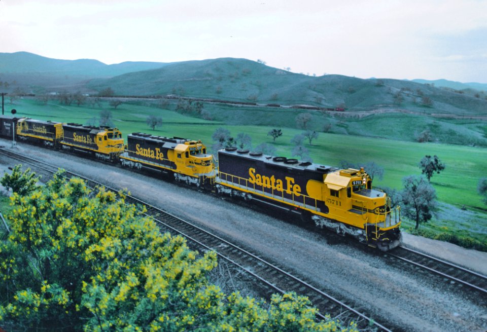 AT&SF SD45-2 5711 near Bealville, CA in March 1985, and became Trona 3005 (36196914270)