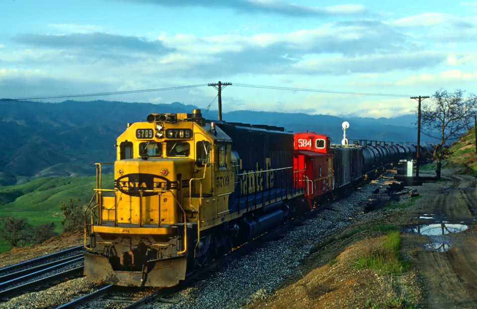 ATSF 5709 pusher and caboose 999584 near Bealville, CA in April 1979 (30865666883)