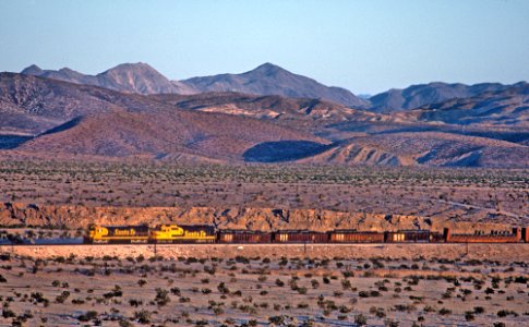 ATSF 8052 and 5978 westbound between Ash Hill and Klondike, CA in the Mojave Desert on the Needles Sub. in February 1984 (31675632225)