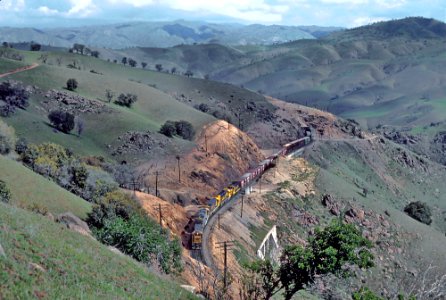 ATSF 8712 in March 1980, an eastbound between East Cliff and West Rowen exiting Tunnel 7 and heading to Tunnel 8 (31321967330)