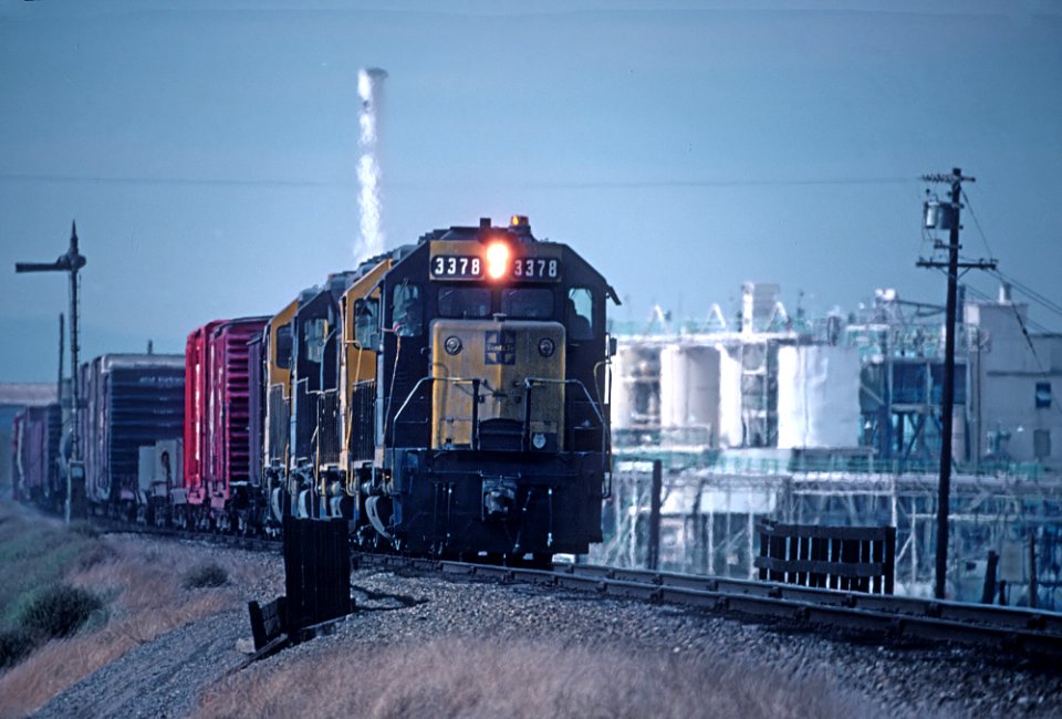 ATSF 3378 with an eastward train at Nichols, between Port Chicago and Pittsburg, CA on the Stockton Sub. in November 1980 (31557318745)