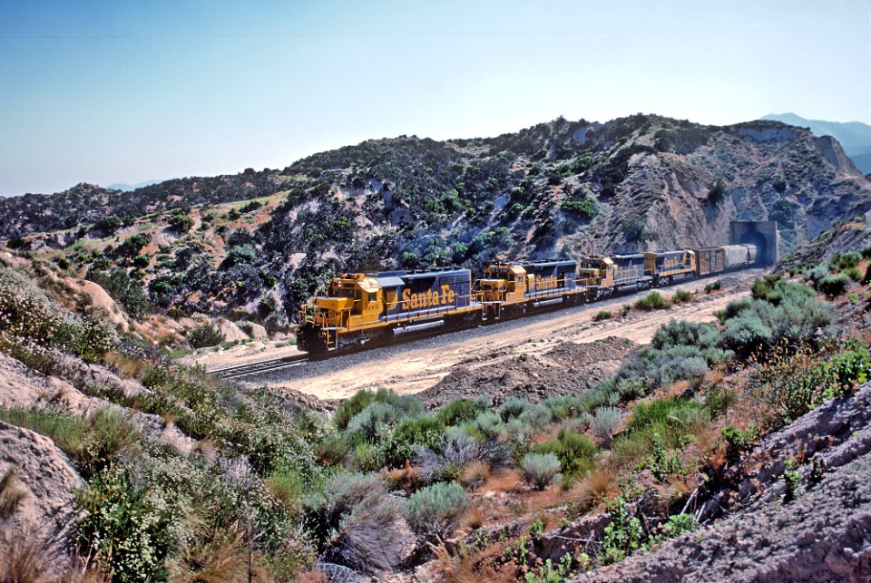 ATSF 5001, 5041, 5186 and a GE at Tunnel 2, now daylighted, east of Alray, CA on Cajon Pass in July 1983 (31496561531)