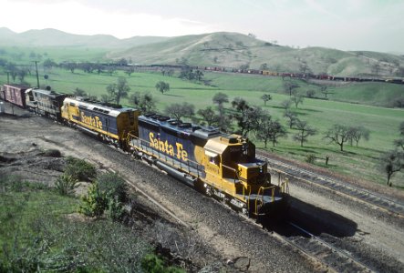 ATSF 5064 and two more in the Tehachapis in February 1980 (31578943421)