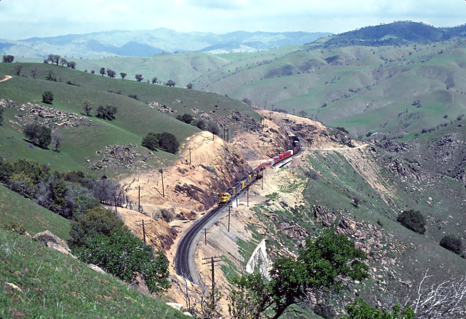 ATSF 5068 March 1980, an eastbound between East Cliff and West Rowen exiting Tunnel 7 and heading to Tunnel 8 (31694340925)