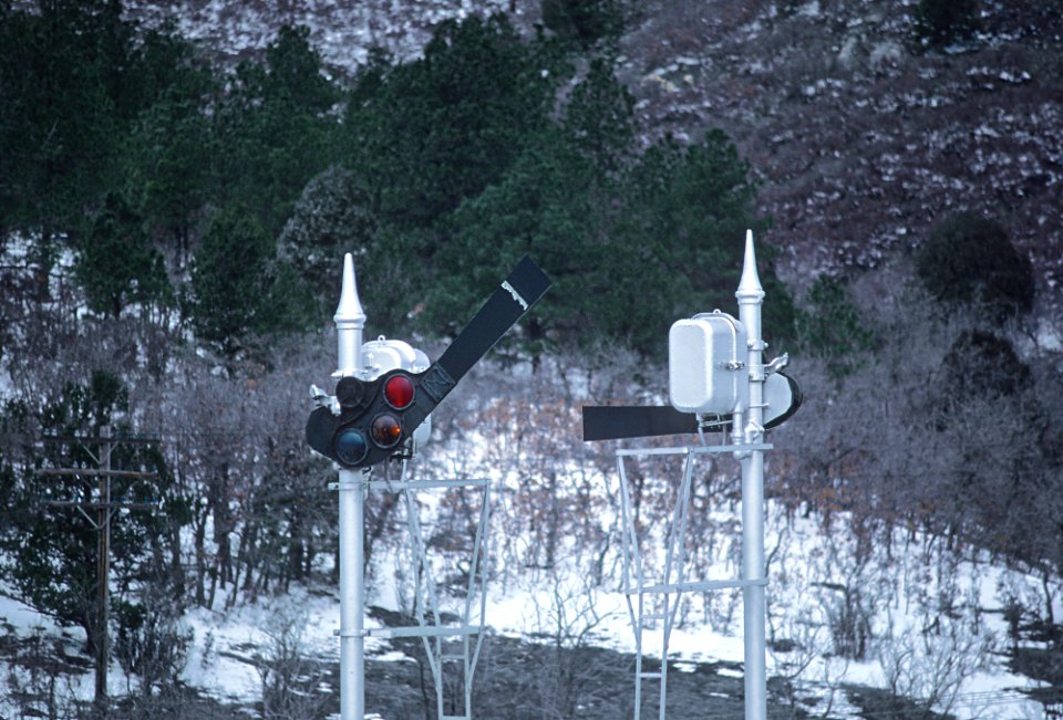 AT&SF Signals at mp 655 at Keota, NM on the west slope of Raton Pass in April 1983 B38 (30748189624)