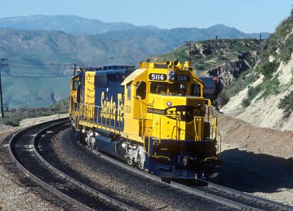 ATSF 5116 SD40-2 a westbound at Cliff siding on Tehachapi Pass about to enter Tunnel 5 in March 1980 (31339957760)