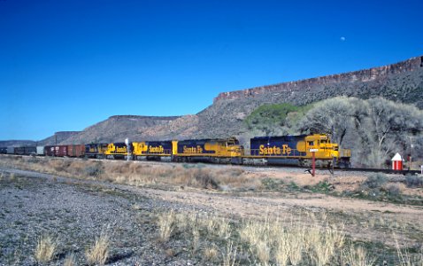 ATSF 5147, 5931, and more at Valentine, AZ in March 1981 (31675629675)