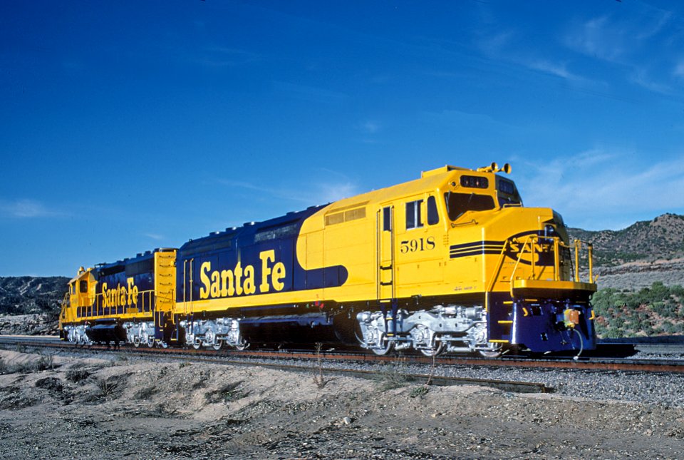 ATSF 5918 and 5049 (F45 and SD40-2) just west of Summit,CA (Cajon Pass) in February 1981 (30884239573)