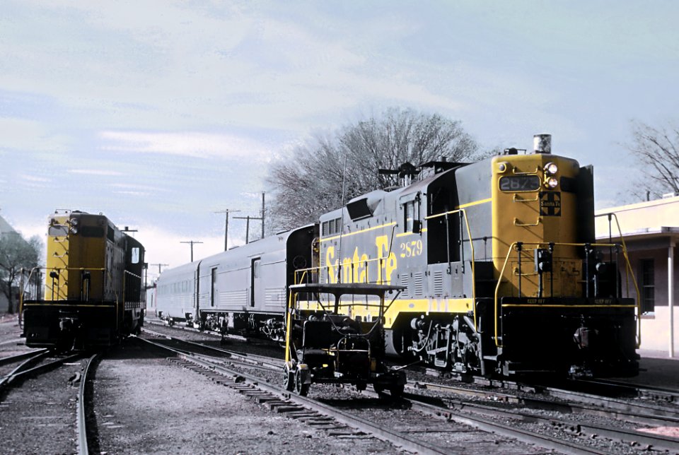 ATSF 2673 with Train 26, the Pecos Valley Streamliner headed by one of two boiler equipped Geeps departing from Roswell, NM station on March 22, 1967 (30834360374)