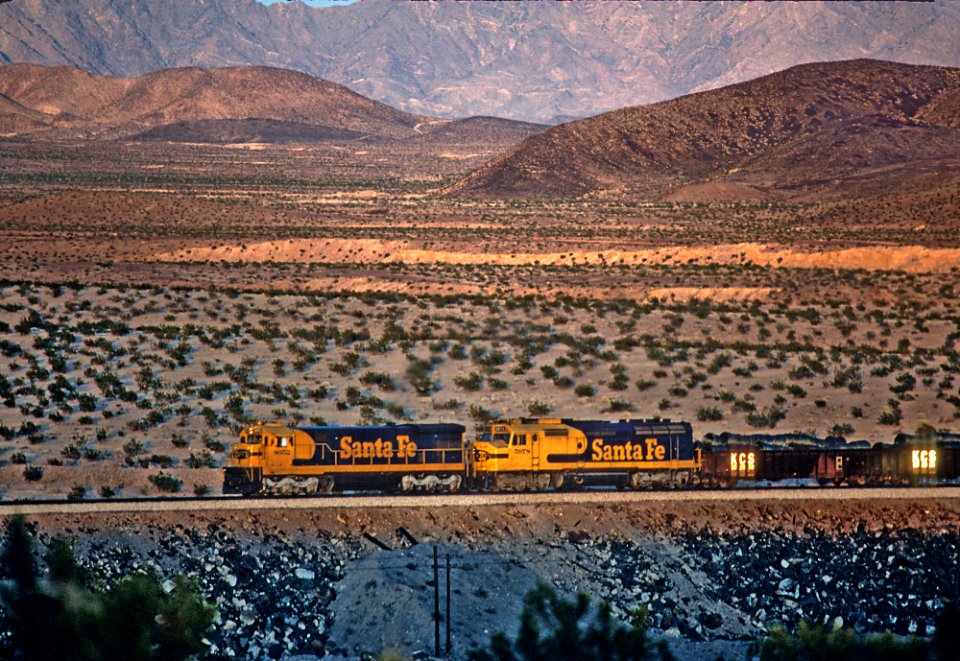 ATSF 8052 and 5978 westbound between Ash Hill and Klondike, CA in the Mojave Desert on the Needles Sub. in February 1984 03 (30865669033)