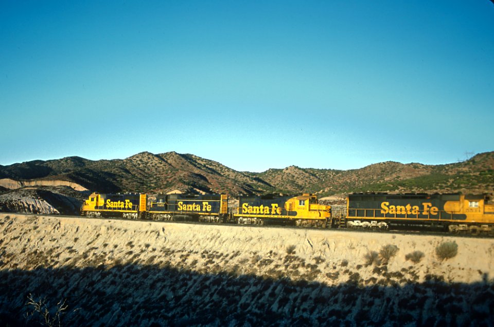 ATSF 3361, 3455, 3046, 5534, and 2609 west of Summit, CA (Cajon Pass) westbound in February 1981 (30834366834)