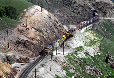 ATSF 8712 in March 1980, an eastbound between East Cliff and West Rowen exiting Tunnel 7 and heading to Tunnel 8 (31694366345)