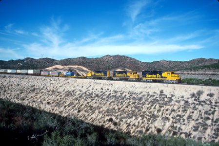 ATSF 4661, 3229, and 5010 west of Summit, CA eastbound in February 1981 (31578942321)
